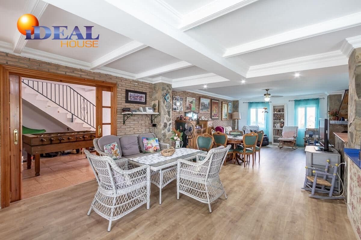 6 makuuhuone Huvila myytävänä paikassa Gojar mukana uima-altaan 
autotalli - 445 000 € (Ref: 9433983)