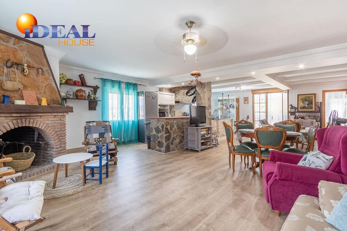 6 makuuhuone Huvila myytävänä paikassa Gojar mukana uima-altaan 
autotalli - 445 000 € (Ref: 9433983)