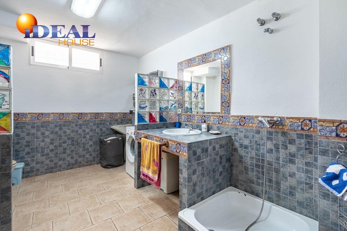 6 makuuhuone Huvila myytävänä paikassa Gojar mukana uima-altaan 
autotalli - 445 000 € (Ref: 9433983)