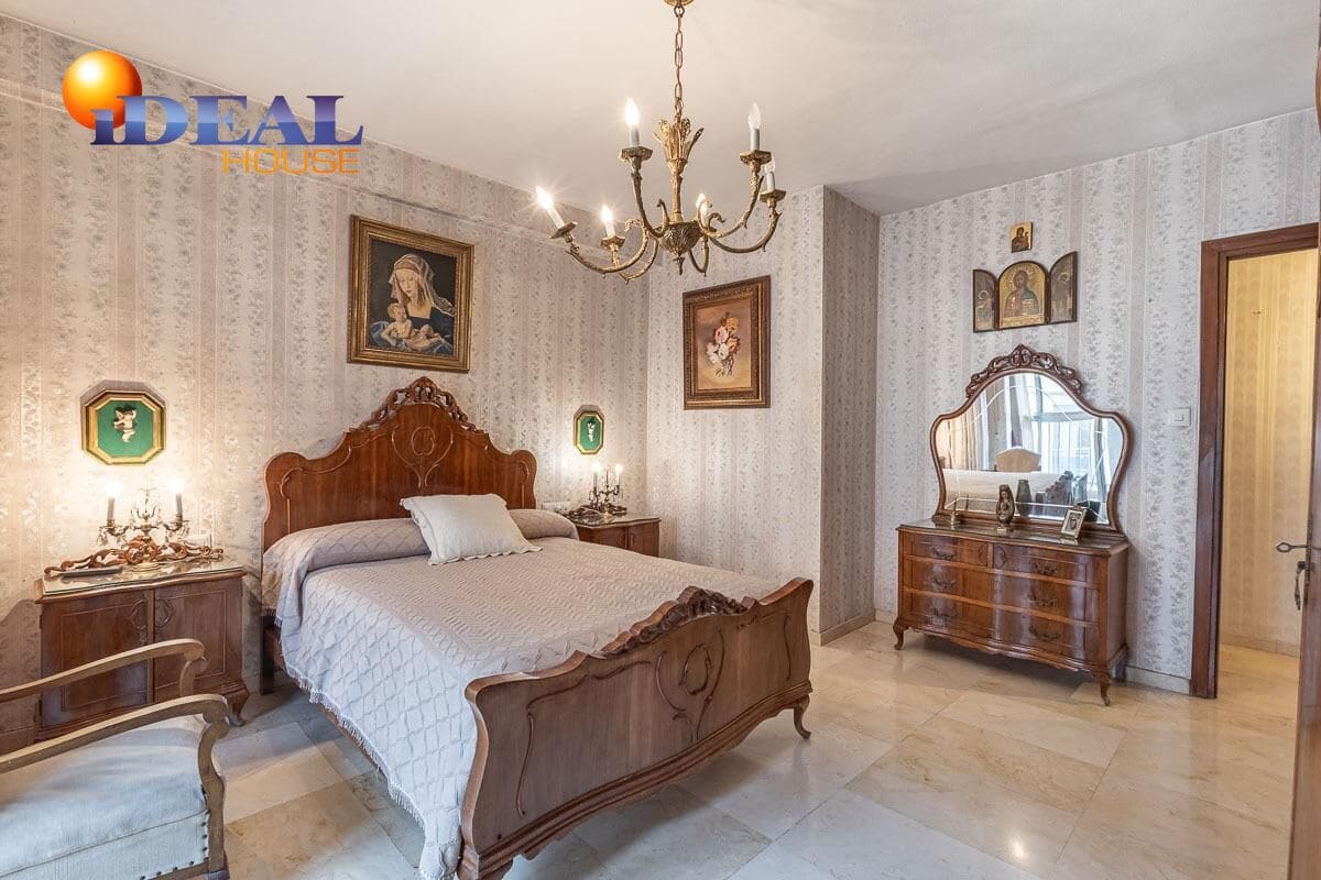 Piso de 5 habitaciones en Granada ciudad en venta con garaje - 395.000 € (Ref: 9433987)