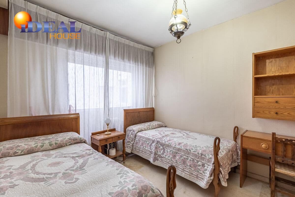 Piso de 5 habitaciones en Granada ciudad en venta con garaje - 395.000 € (Ref: 9433987)