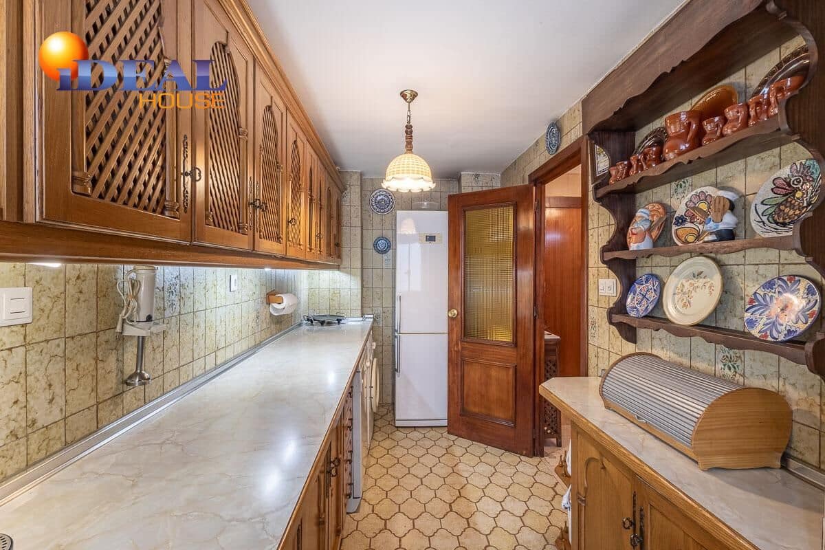 Piso de 5 habitaciones en Granada ciudad en venta con garaje - 395.000 € (Ref: 9433987)