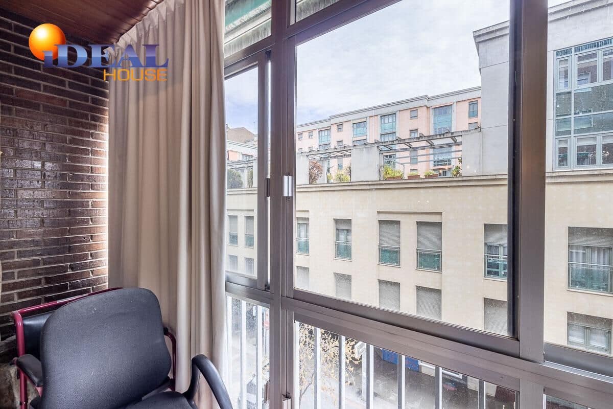 Piso de 5 habitaciones en Granada ciudad en venta con garaje - 395.000 € (Ref: 9433987)