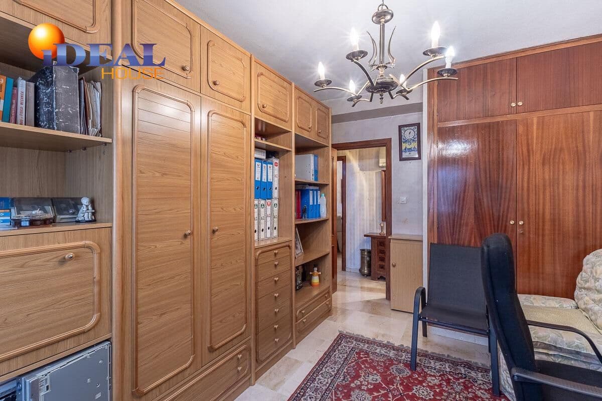 Piso de 5 habitaciones en Granada ciudad en venta con garaje - 395.000 € (Ref: 9433987)