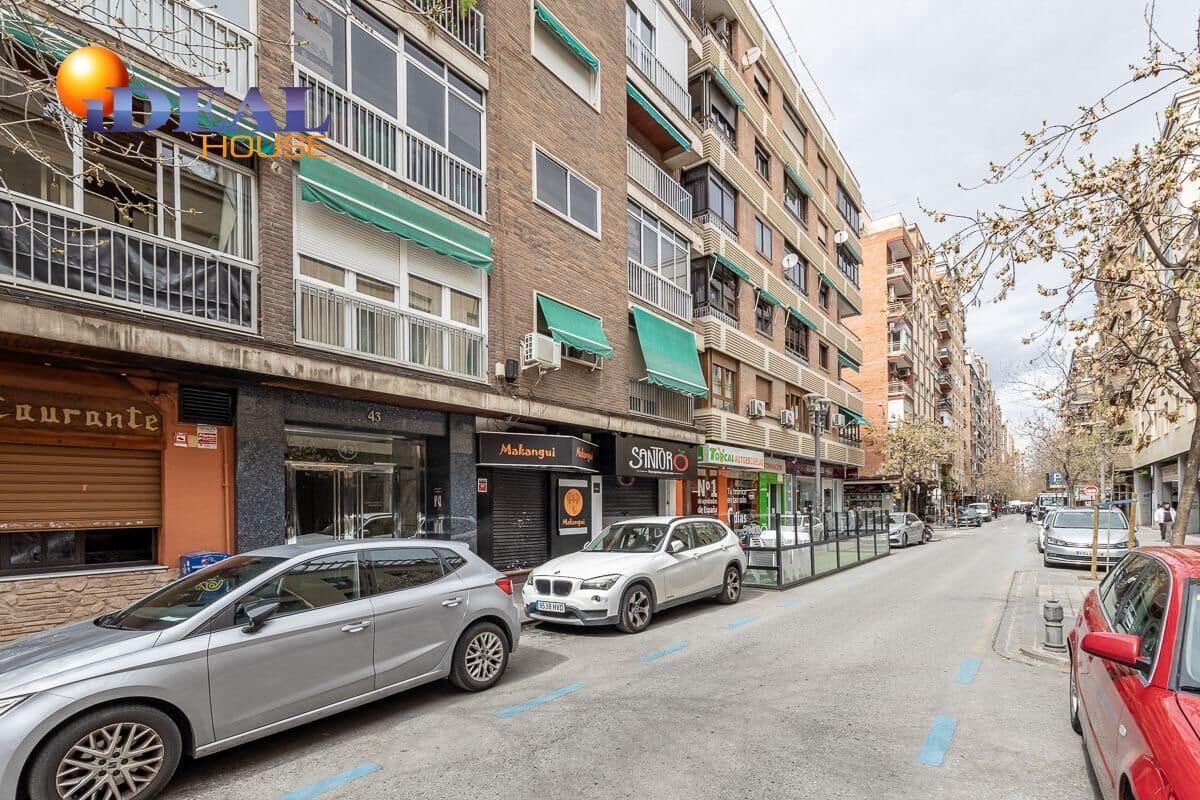 Piso de 5 habitaciones en Granada ciudad en venta con garaje - 395.000 € (Ref: 9433987)