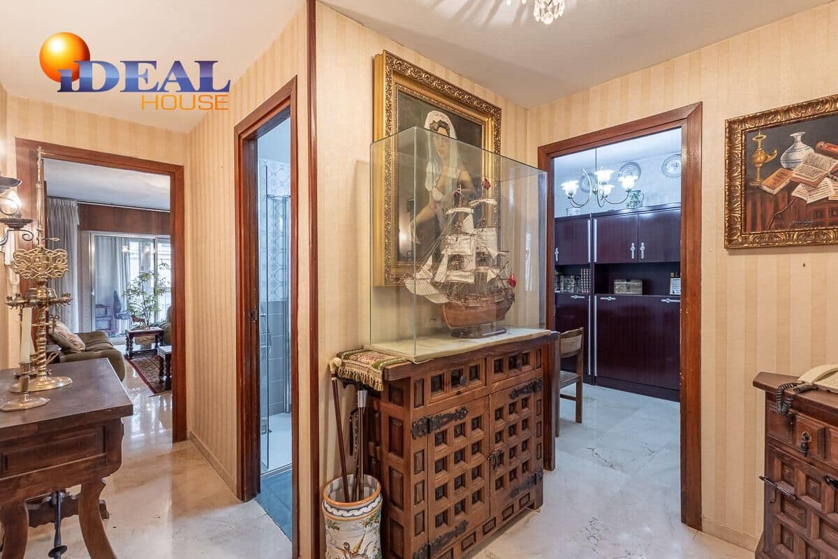 Piso de 5 habitaciones en Granada ciudad en venta con garaje - 395.000 € (Ref: 9433987)