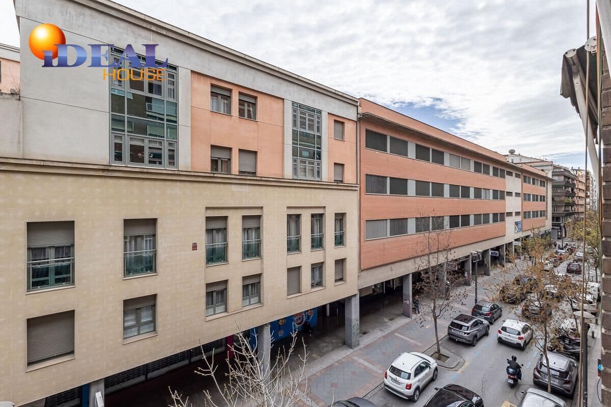 Piso de 5 habitaciones en Granada ciudad en venta con garaje - 395.000 € (Ref: 9433987)