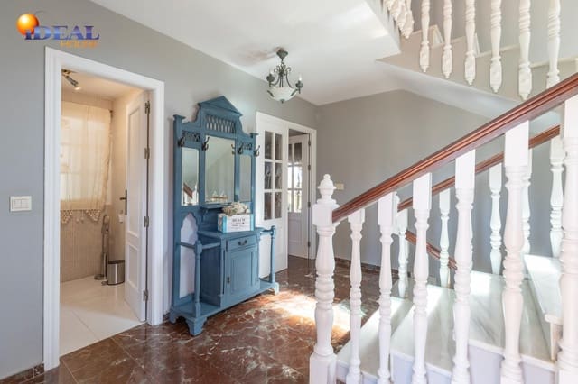 4 makuuhuone Huvila myytävänä paikassa La Zubia mukana uima-altaan 
autotalli - 565 000 € (Ref: 9434004)