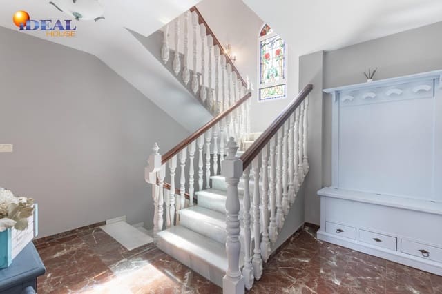 4 makuuhuone Huvila myytävänä paikassa La Zubia mukana uima-altaan 
autotalli - 565 000 € (Ref: 9434004)