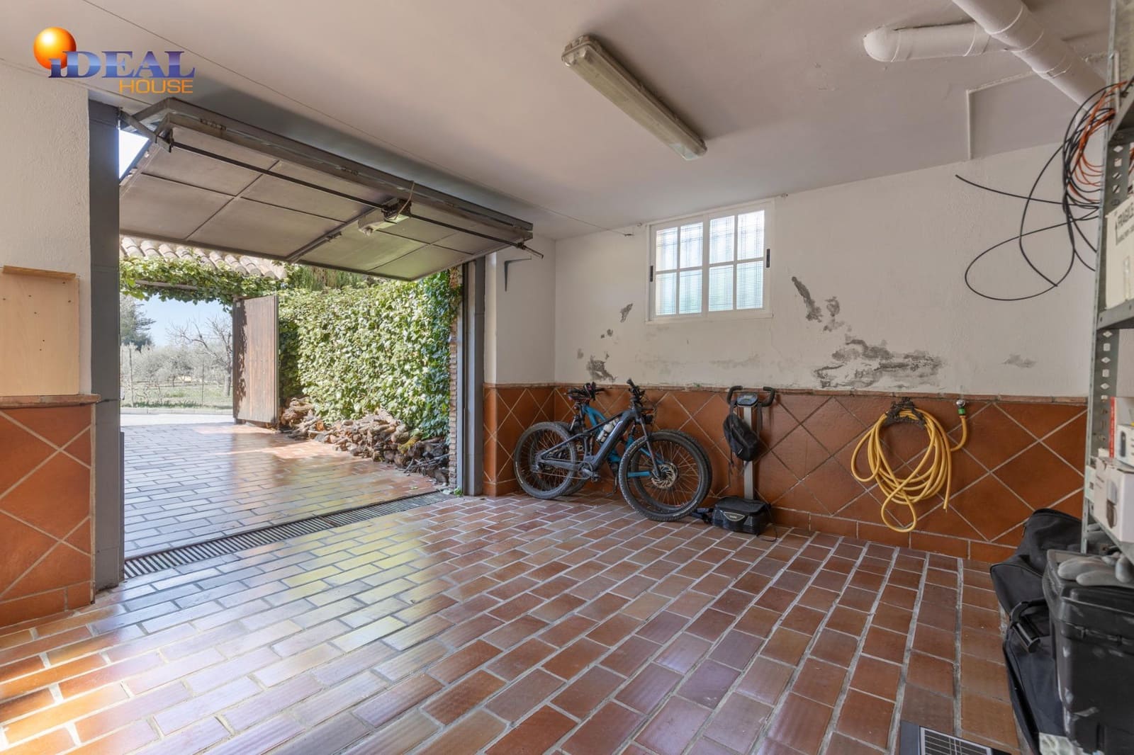 4 bedroom Villa for sale in La Zubia with pool garage - € 565,000 (Ref: 9434004)