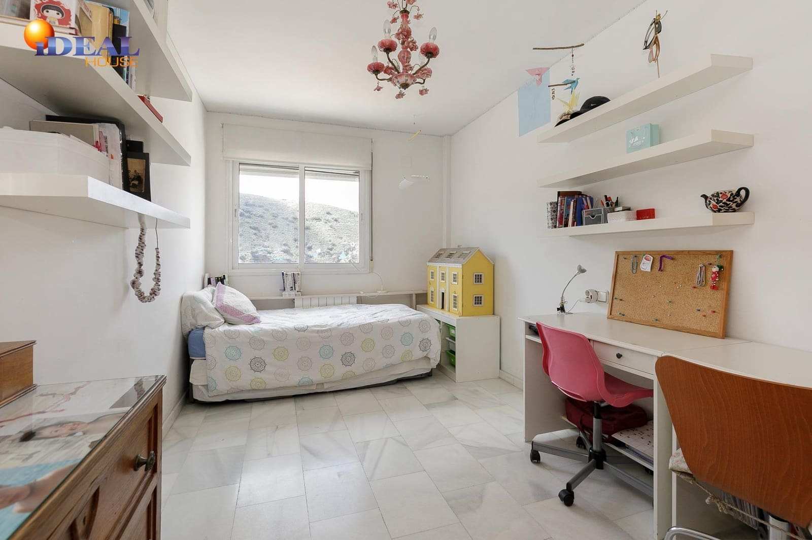 5 makuuhuone Omakotitalo myytävänä paikassa Granada kaupunki mukana uima-altaan 
autotalli - 449 900 € (Ref: 9434019)