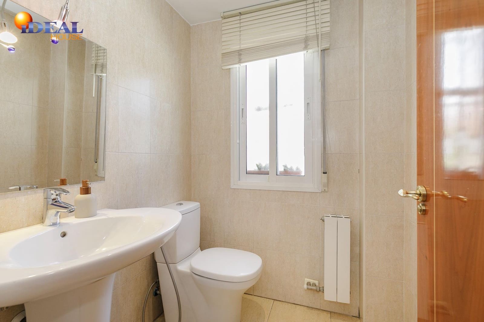 5 makuuhuone Omakotitalo myytävänä paikassa Granada kaupunki mukana uima-altaan 
autotalli - 449 900 € (Ref: 9434019)