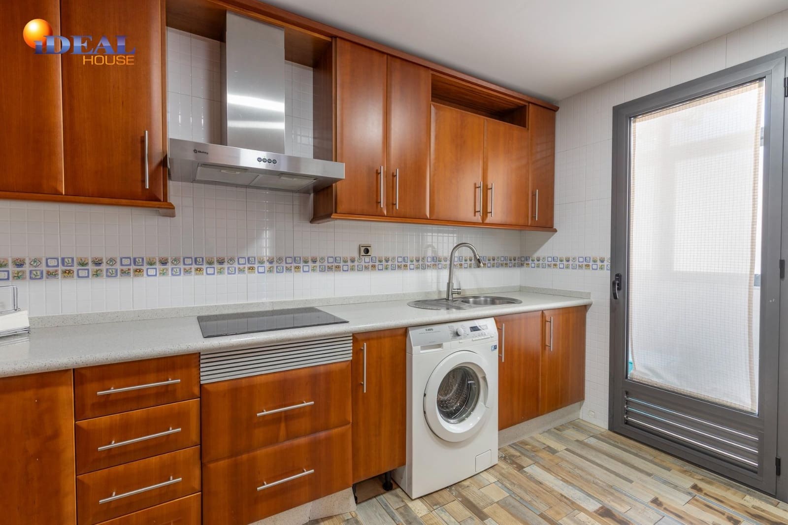 3 bedroom Flat for sale in Granada city with pool garage - € 595,000 (Ref: 9434020)