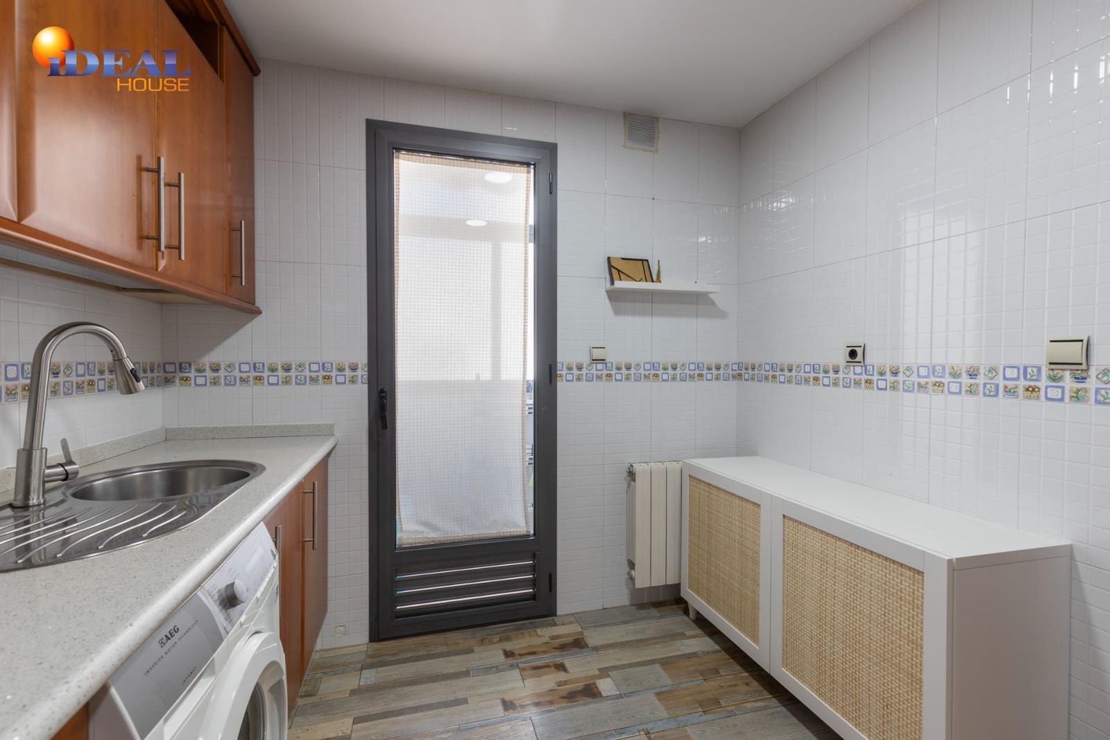 3 bedroom Flat for sale in Granada city with pool garage - € 595,000 (Ref: 9434020)