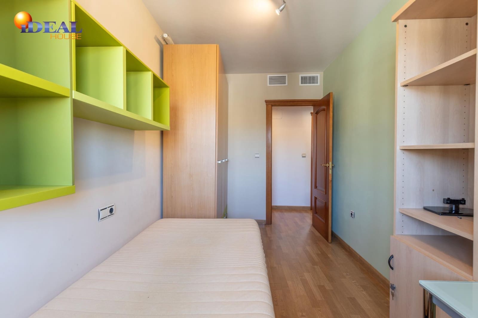 3 bedroom Flat for sale in Granada city with pool garage - € 595,000 (Ref: 9434020)