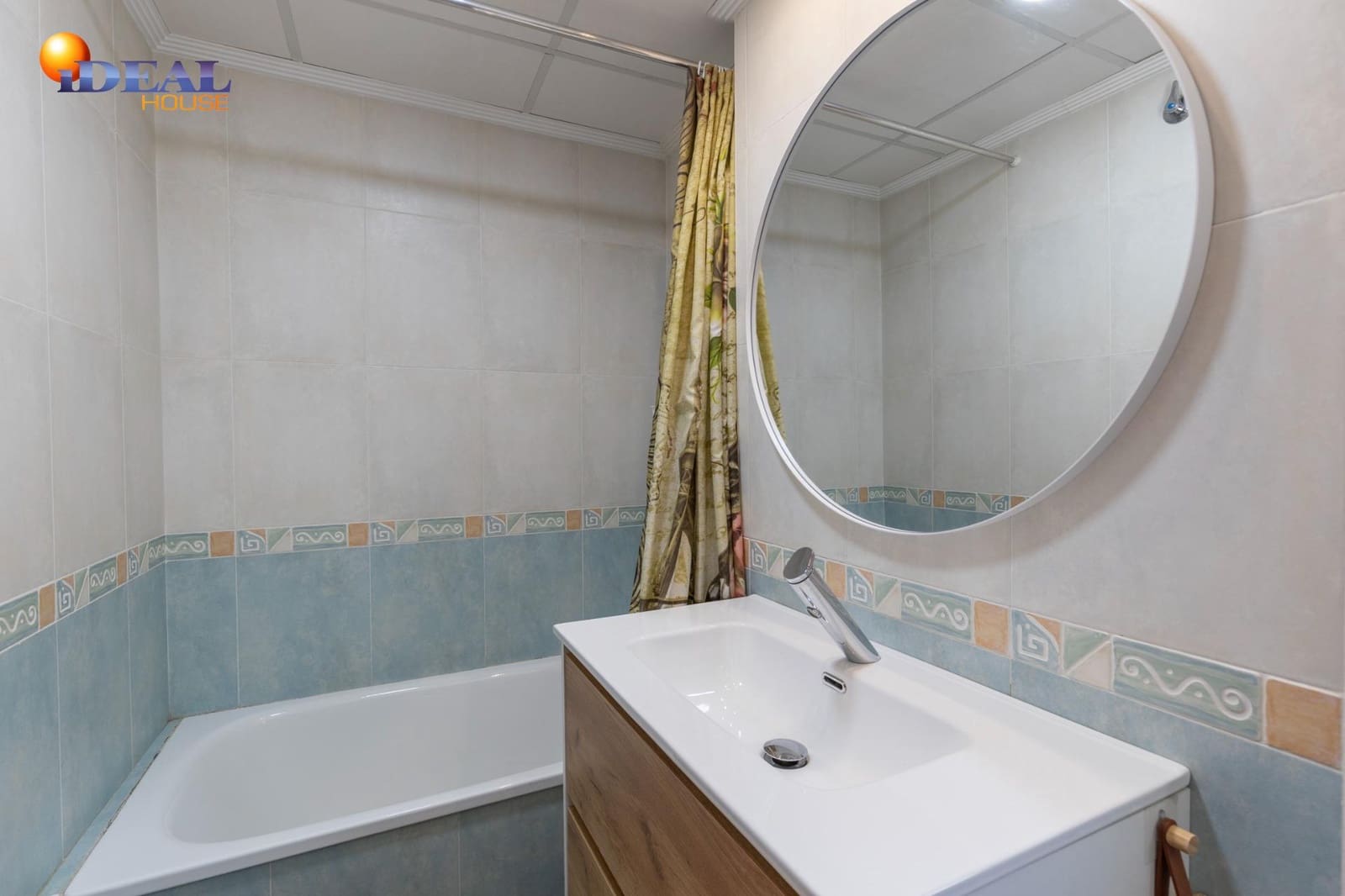 3 bedroom Flat for sale in Granada city with pool garage - € 595,000 (Ref: 9434020)