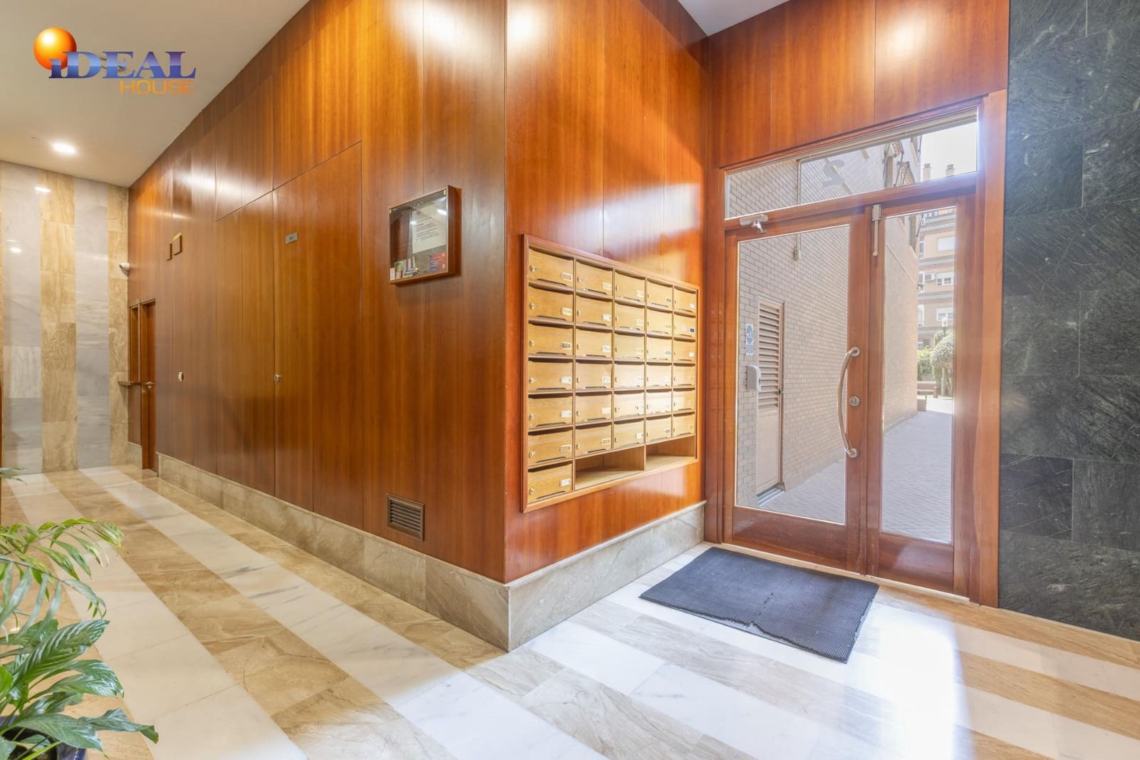 3 bedroom Flat for sale in Granada city with pool garage - € 595,000 (Ref: 9434020)