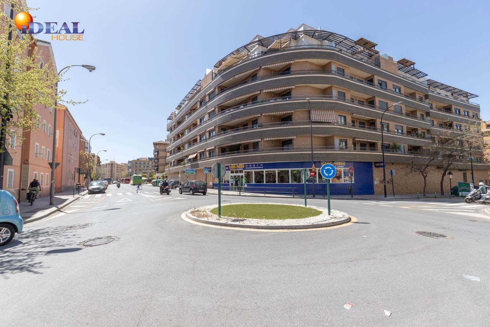 3 bedroom Flat for sale in Granada city with pool garage - € 595,000 (Ref: 9434020)