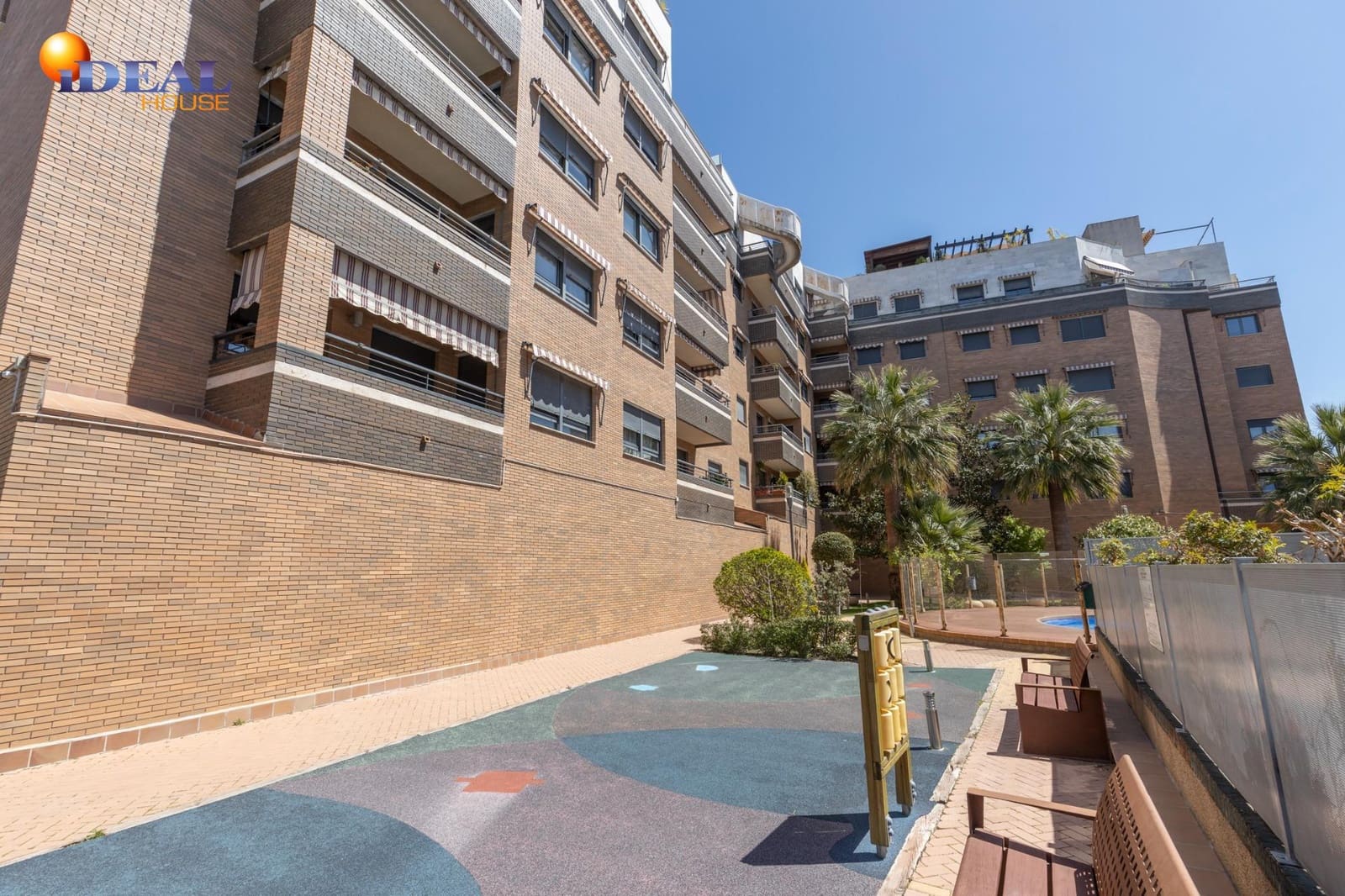 3 bedroom Flat for sale in Granada city with pool garage - € 595,000 (Ref: 9434020)