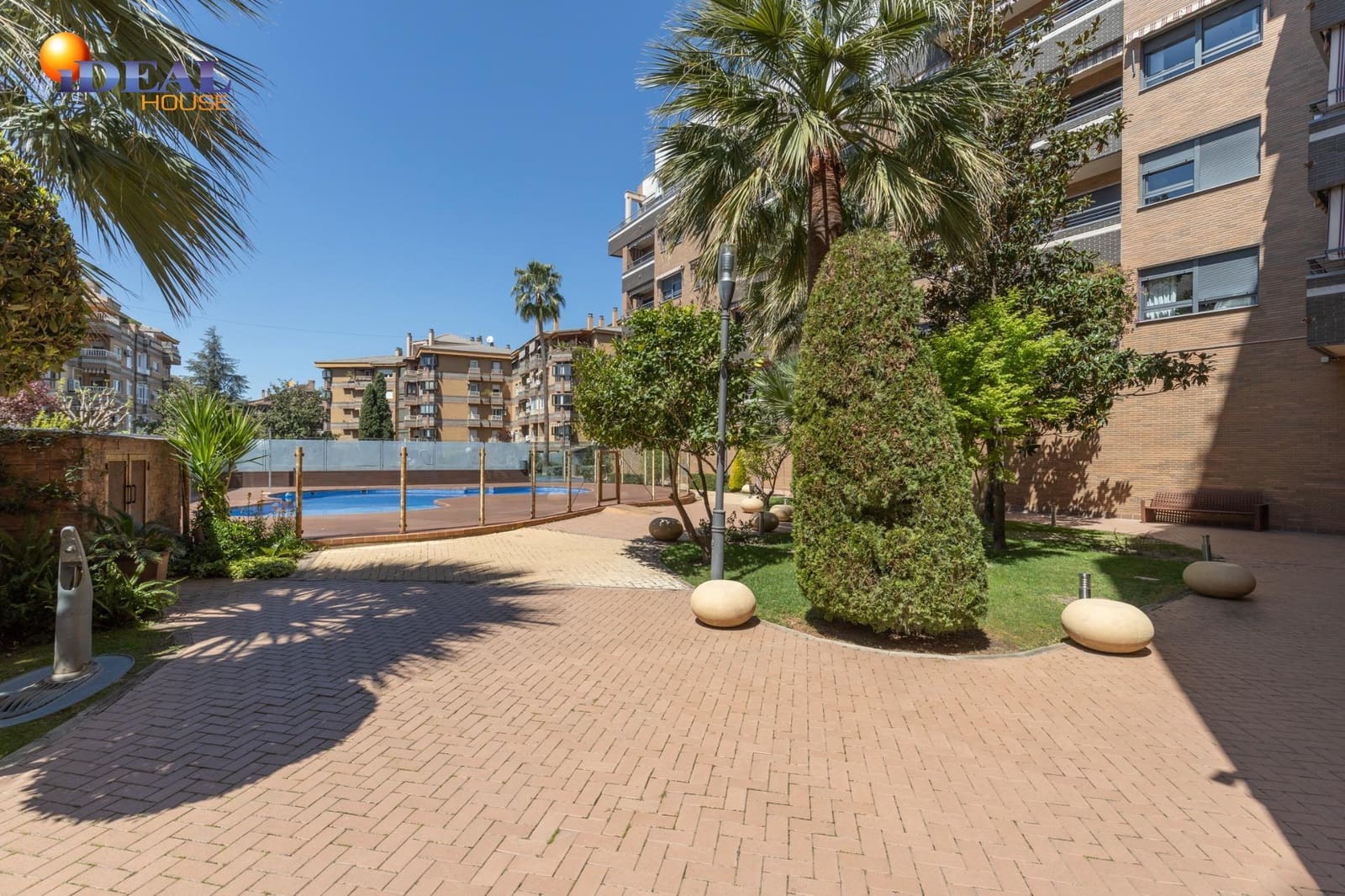 3 bedroom Flat for sale in Granada city with pool garage - € 595,000 (Ref: 9434020)