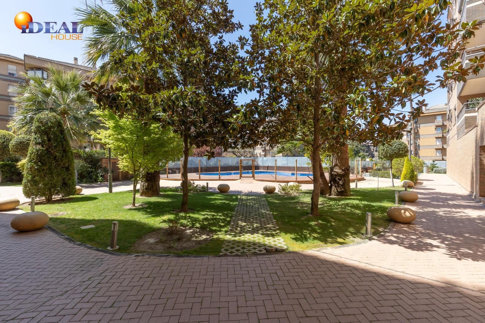 3 bedroom Flat for sale in Granada city with pool garage - € 595,000 (Ref: 9434020)