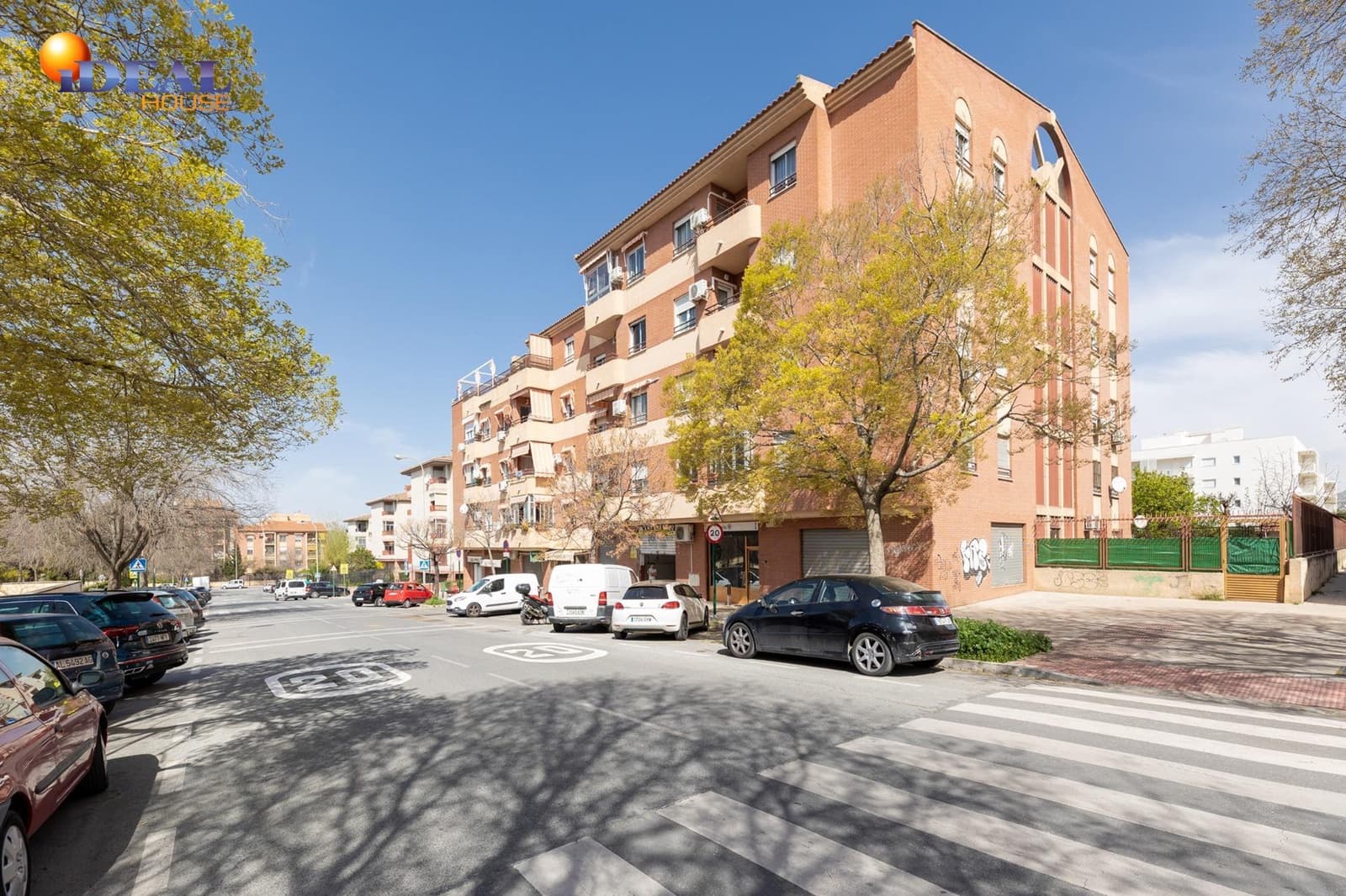 Commercial for sale in Granada city - € 49,900 (Ref: 9434022)