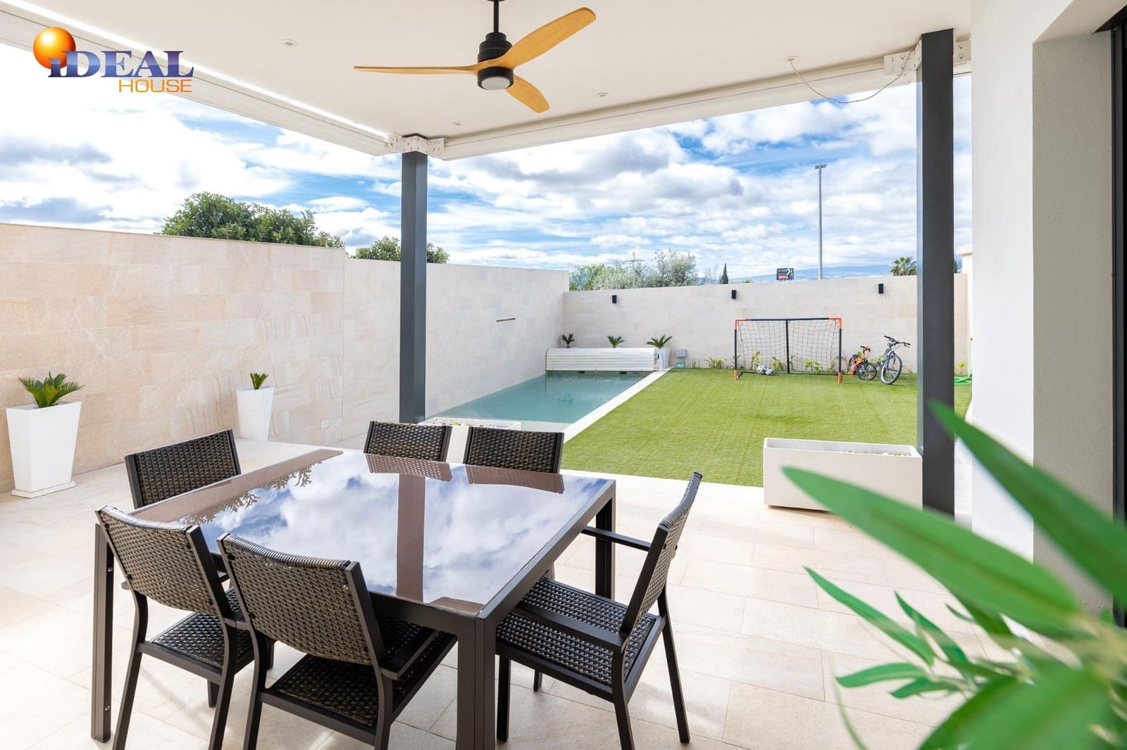 6 bedroom Villa for sale in Peligros with pool garage - € 890,000 (Ref: 9434023)