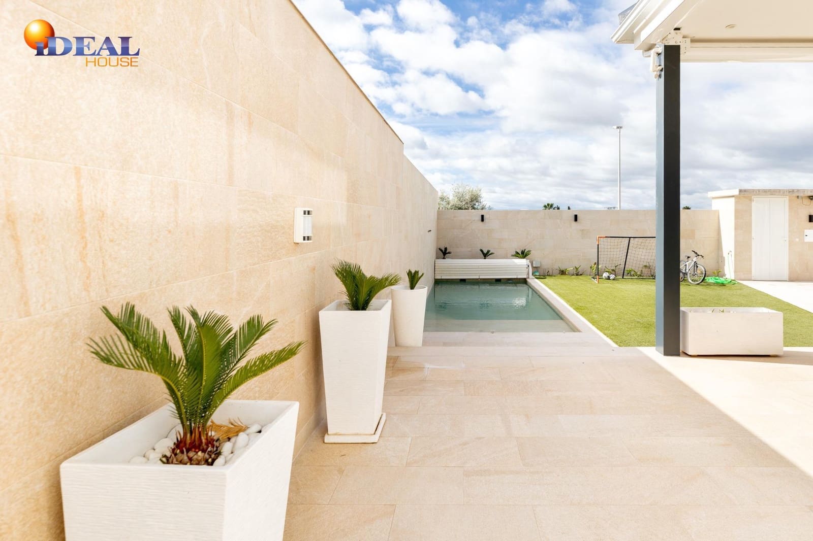 6 bedroom Villa for sale in Peligros with pool garage - € 890,000 (Ref: 9434023)