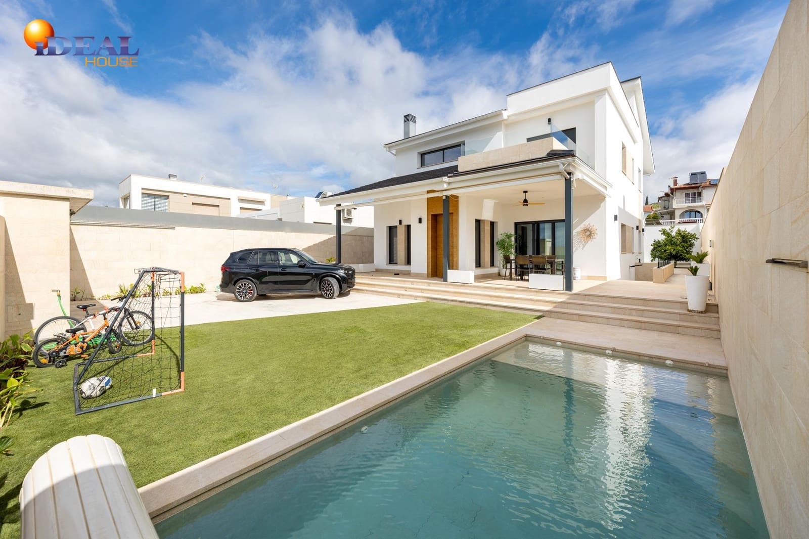 6 bedroom Villa for sale in Peligros with pool garage - € 890,000 (Ref: 9434023)