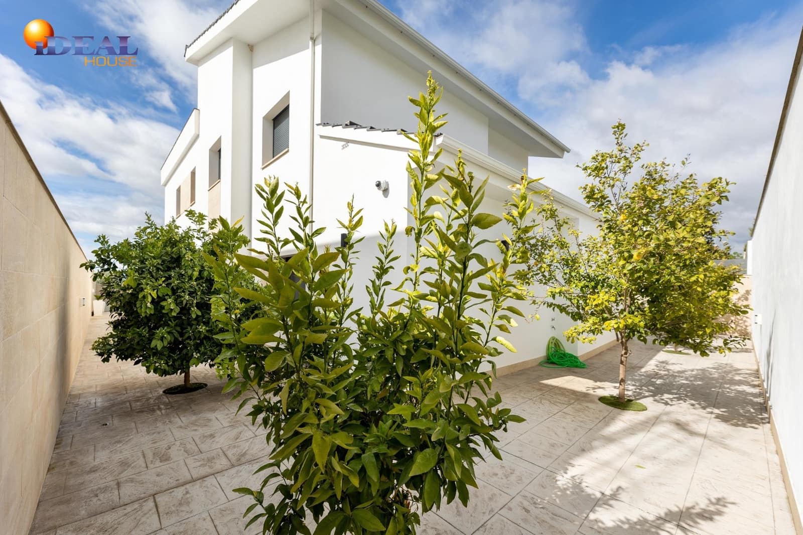 6 bedroom Villa for sale in Peligros with pool garage - € 890,000 (Ref: 9434023)