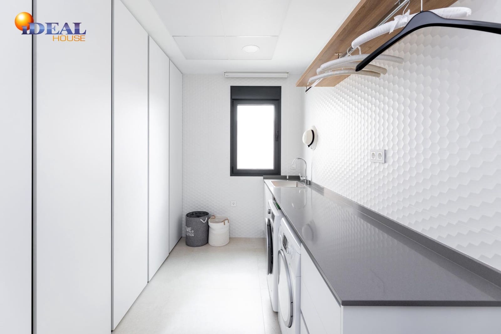 6 bedroom Villa for sale in Peligros with pool garage - € 890,000 (Ref: 9434023)