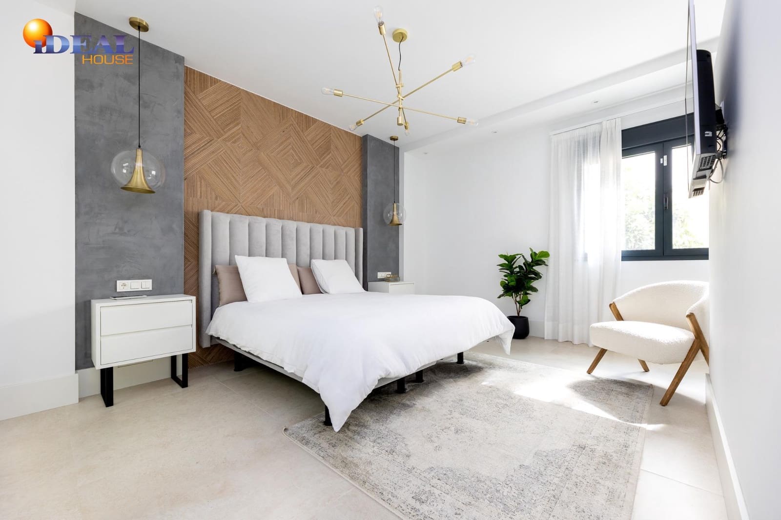 6 bedroom Villa for sale in Peligros with pool garage - € 890,000 (Ref: 9434023)