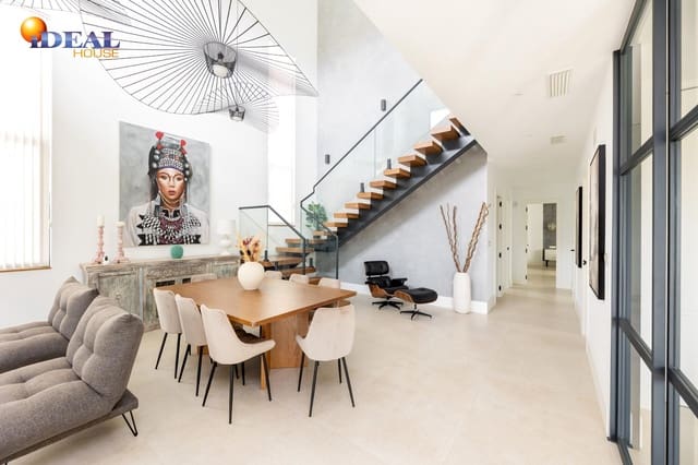 6 sypialnia Willa na sprzedaż w Peligros z basenem garażem - 890 000 € (Ref: 9434023)