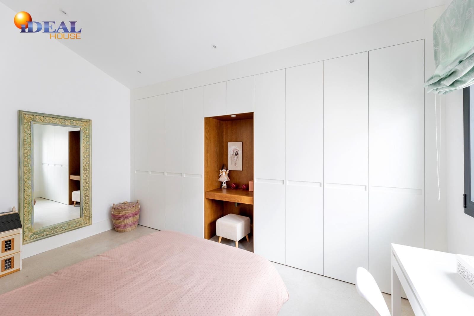 6 bedroom Villa for sale in Peligros with pool garage - € 890,000 (Ref: 9434023)