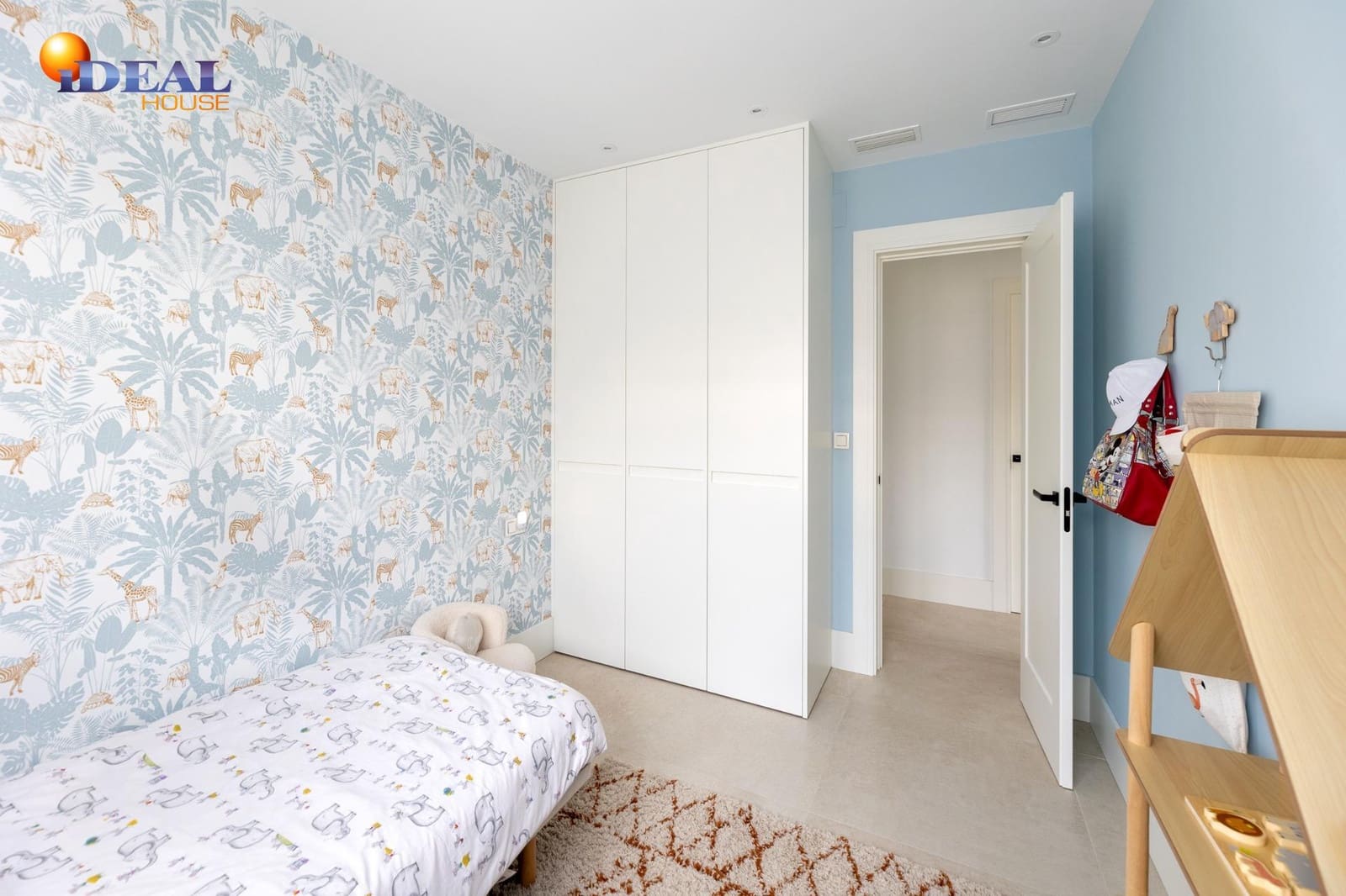 6 bedroom Villa for sale in Peligros with pool garage - € 890,000 (Ref: 9434023)