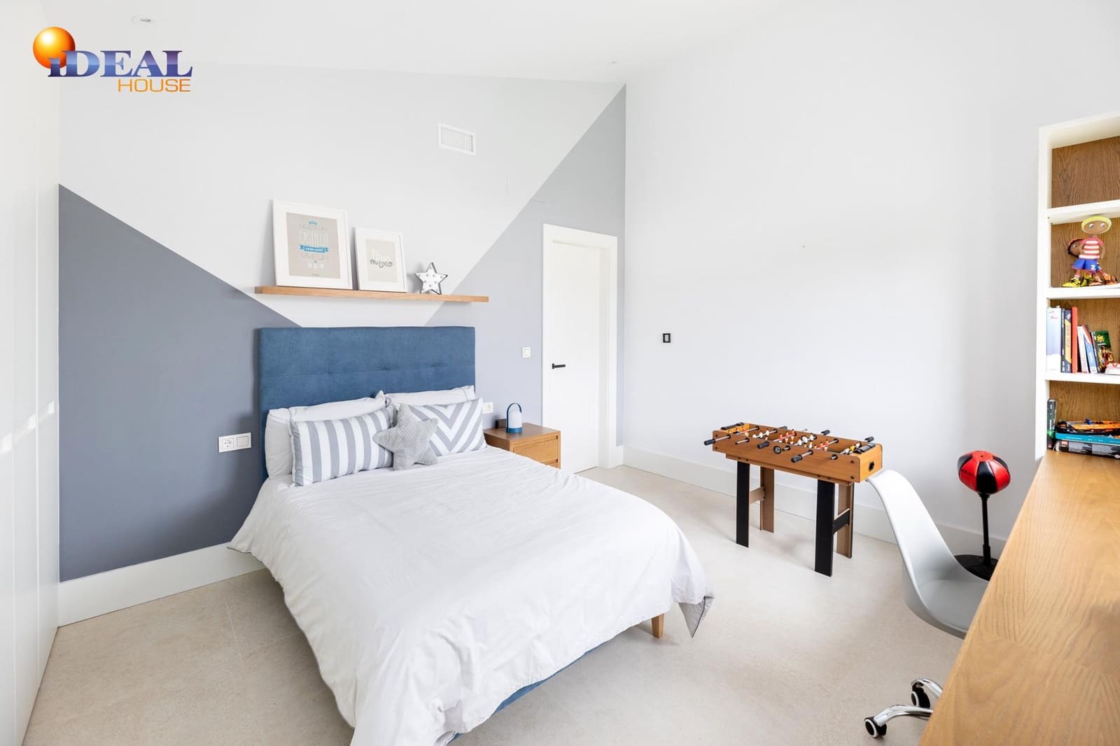 6 bedroom Villa for sale in Peligros with pool garage - € 890,000 (Ref: 9434023)