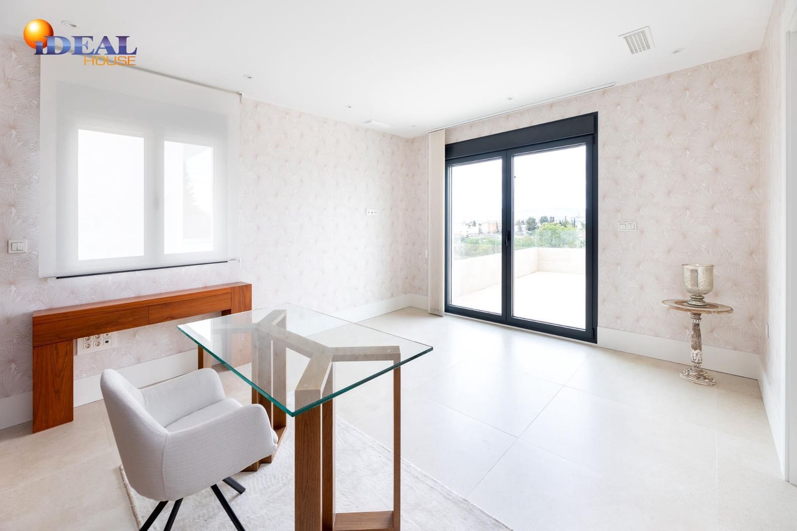 6 bedroom Villa for sale in Peligros with pool garage - € 890,000 (Ref: 9434023)