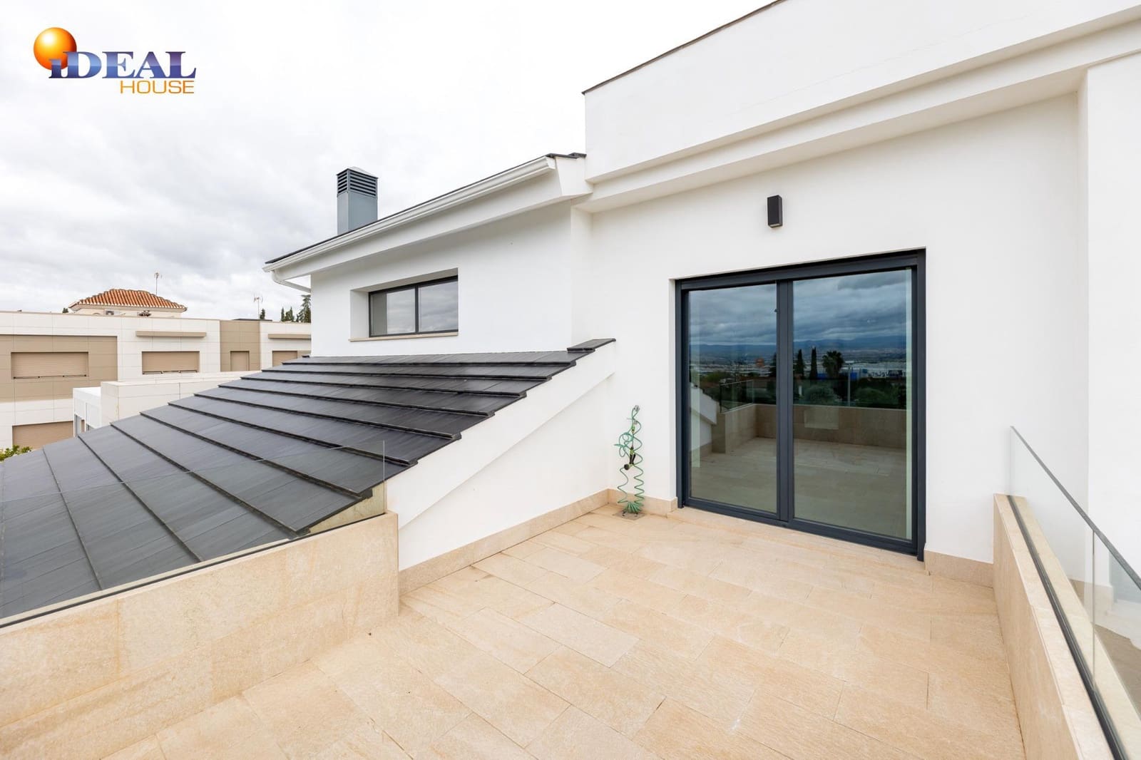 6 bedroom Villa for sale in Peligros with pool garage - € 890,000 (Ref: 9434023)