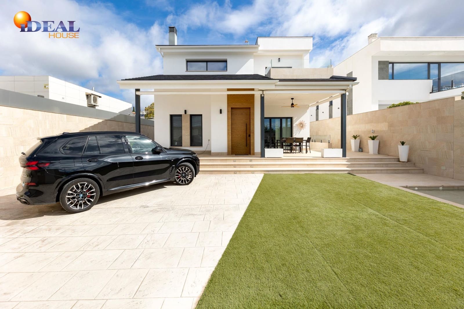 6 bedroom Villa for sale in Peligros with pool garage - € 890,000 (Ref: 9434023)