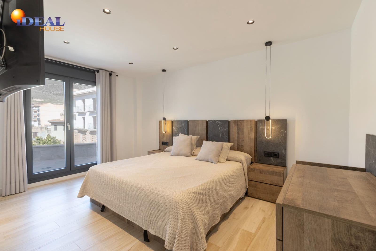 Adosado de 4 habitaciones en Padul en venta con piscina garaje - 350.000 € (Ref: 9434027)