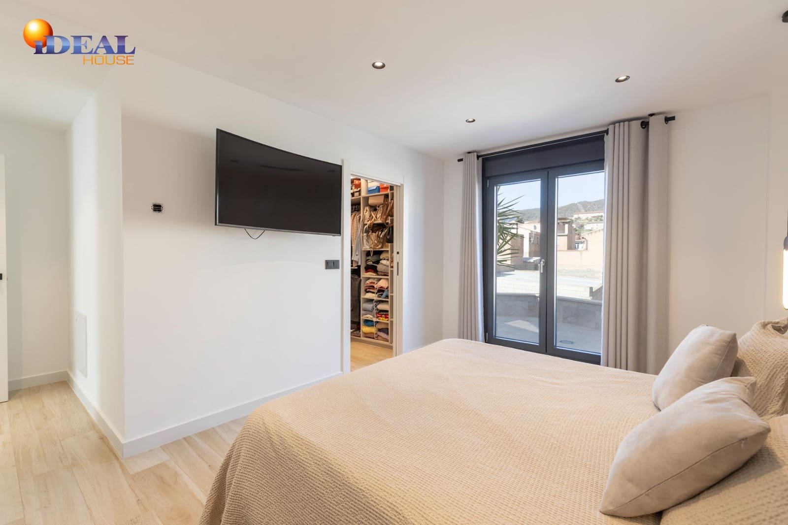 Adosado de 4 habitaciones en Padul en venta con piscina garaje - 350.000 € (Ref: 9434027)