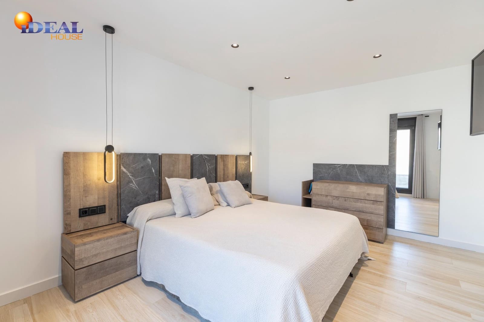 Adosado de 4 habitaciones en Padul en venta con piscina garaje - 350.000 € (Ref: 9434027)