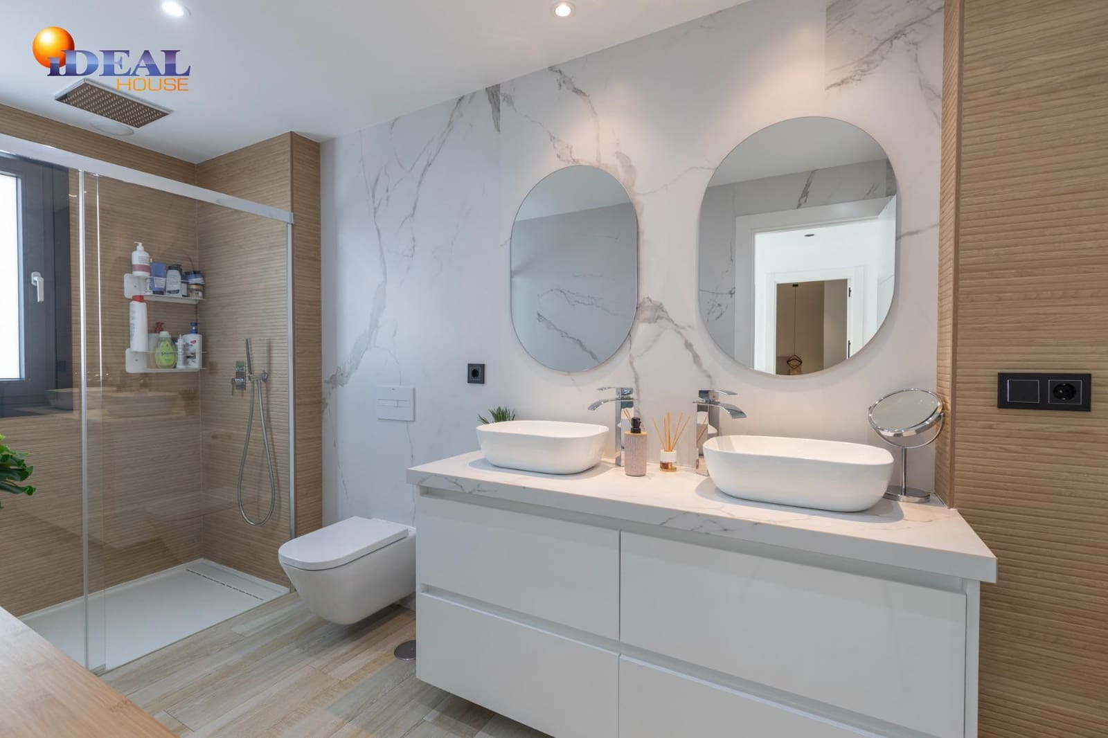 Adosado de 4 habitaciones en Padul en venta con piscina garaje - 350.000 € (Ref: 9434027)