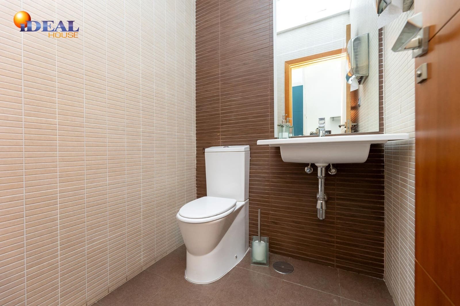 Commercial for sale in Granada city - € 435,000 (Ref: 9434037)