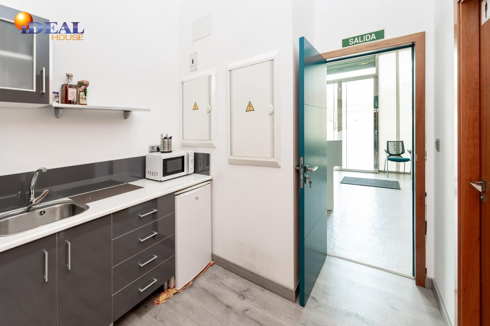 Commercial for sale in Granada city - € 435,000 (Ref: 9434037)