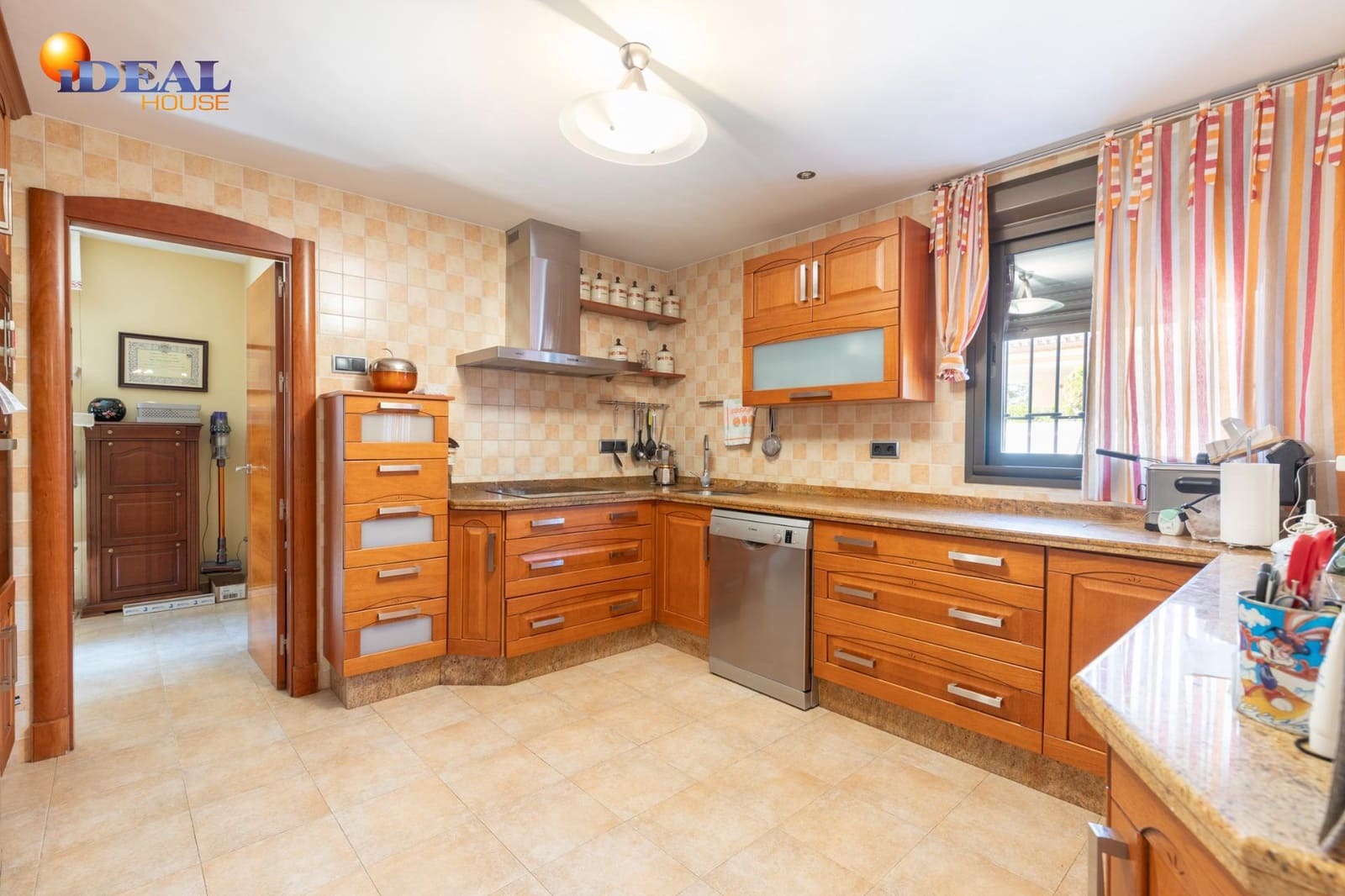 5 bedroom Villa for sale in Ogijares with pool garage - € 630,000 (Ref: 9434046)