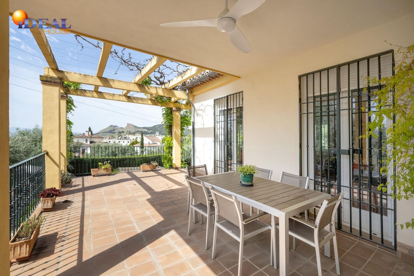 Chalet de 4 habitaciones en Albolote en venta con piscina garaje - 550.000 € (Ref: 9434047)