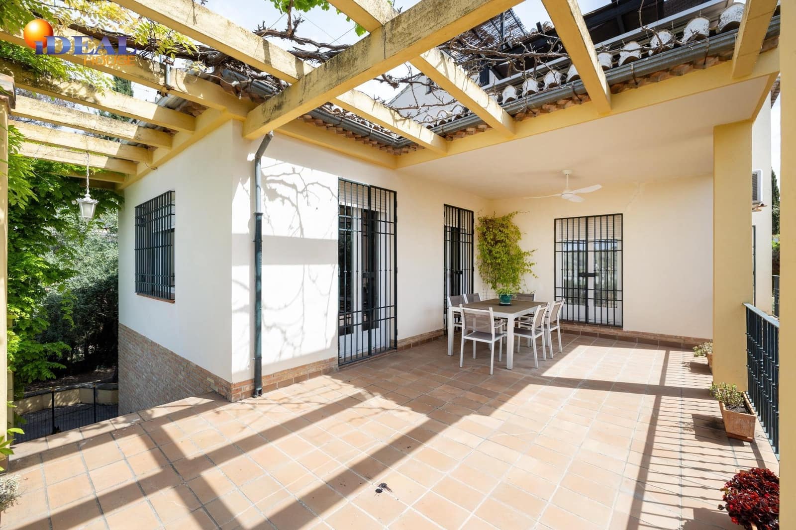 Chalet de 4 habitaciones en Albolote en venta con piscina garaje - 550.000 € (Ref: 9434047)