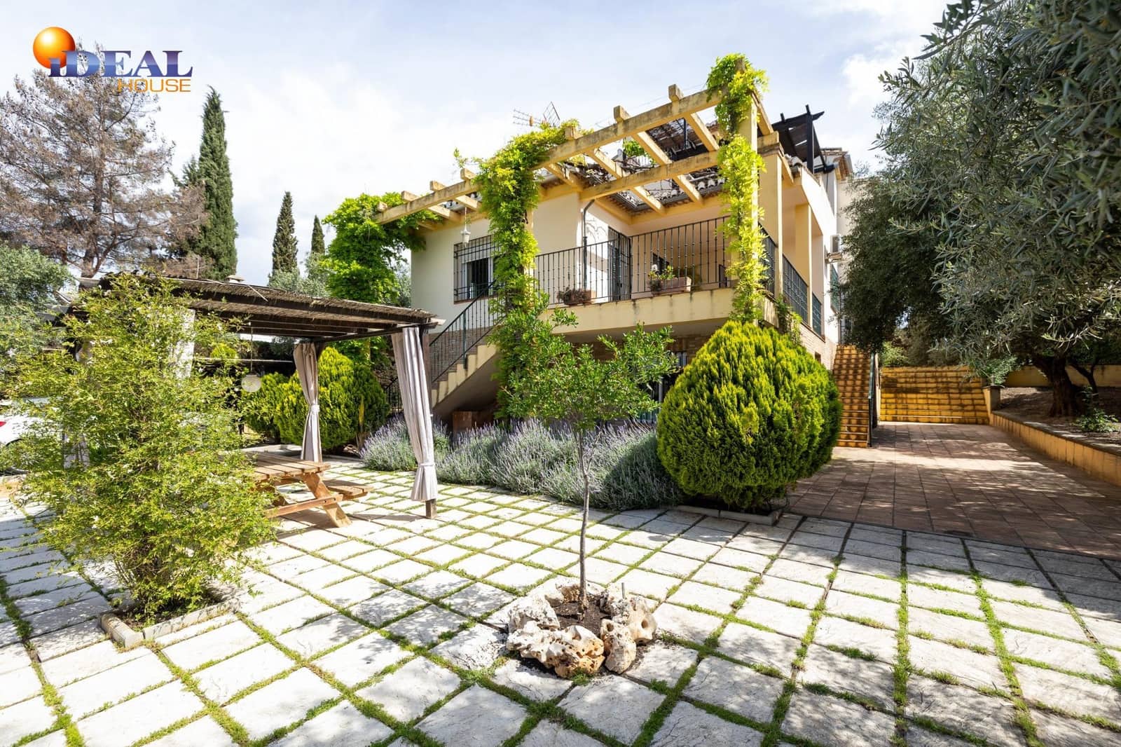 Chalet de 4 habitaciones en Albolote en venta con piscina garaje - 550.000 € (Ref: 9434047)