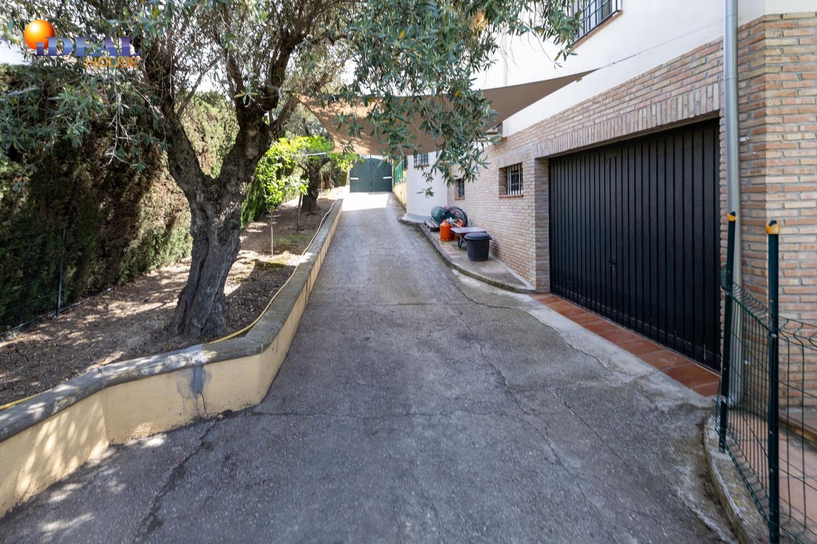 Chalet de 4 habitaciones en Albolote en venta con piscina garaje - 550.000 € (Ref: 9434047)